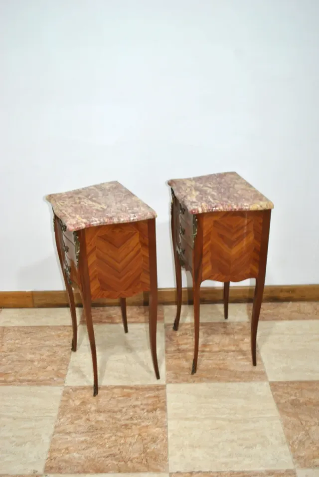 Antiguas mesitas Luis XV marqués y mármol