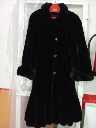 Abrigo de pelo negro elegante