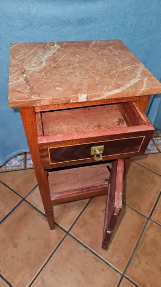 Mesita de noche de madera y mármol