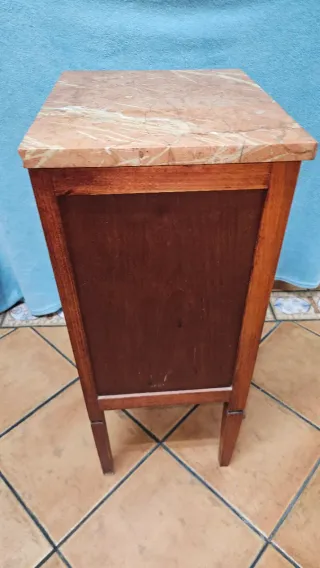 Mesita de noche de madera y mármol