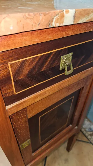 Mesita de noche de madera y mármol