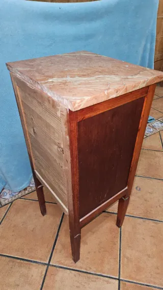 Mesita de noche de madera y mármol