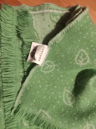 Manta de bebé verde con hojas.Marca Textura