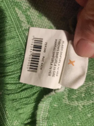 Manta de bebé verde con hojas.Marca Textura