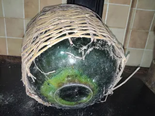 Garrafa antigua mimbre vidrio