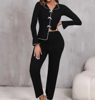 Conjunto negro con ribete blanco