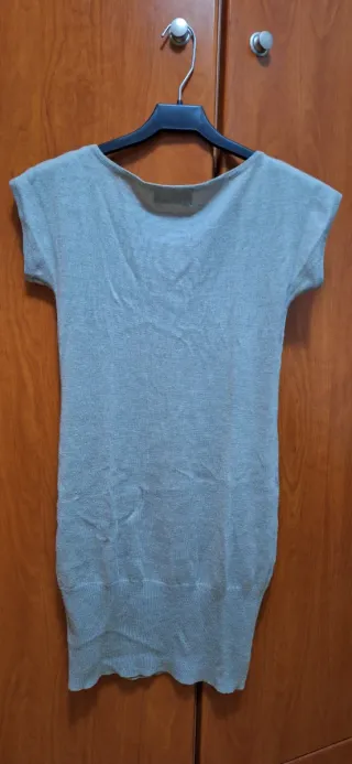 Vestido gris con dibujo de mujer