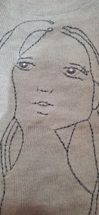 Vestido gris con dibujo de mujer