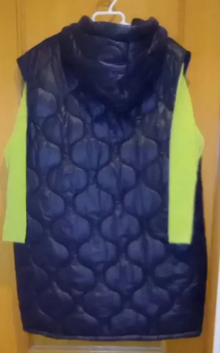 Chaleco acolchado y suéter verde