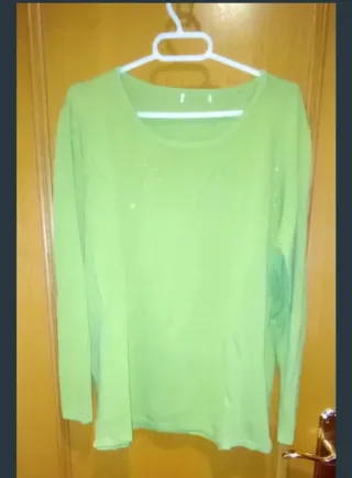 Chaleco acolchado y suéter verde