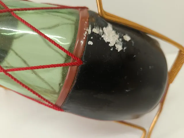 Botella Vintage con Soporte Dorado