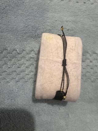 Pulsera Miyuki artesanal negra y dorada