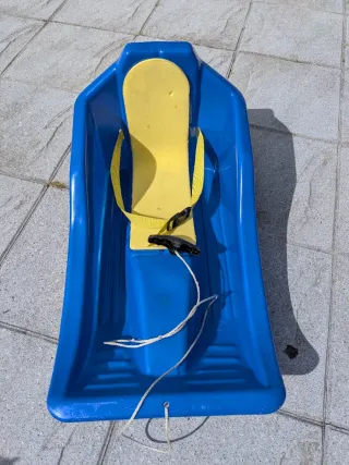 Trineo infantil azul con asiento amarillo