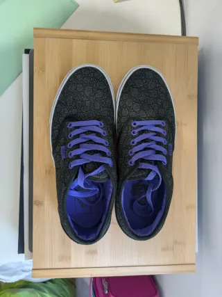 Vans negras y moradas