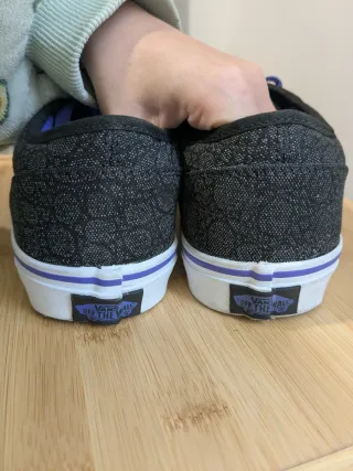 Vans negras y moradas