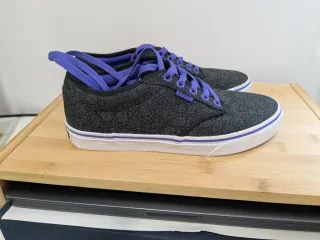 Vans negras y moradas