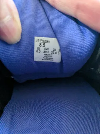 Vans negras y moradas