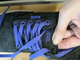 Vans negras y moradas