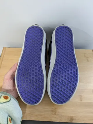 Vans negras y moradas
