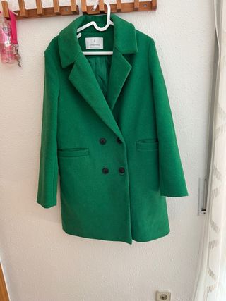 Abrigo verde Stradivarius talla M