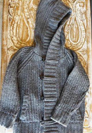 Jersey de punto grueso gris con capucha de Nanos