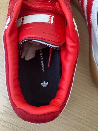Zapatillas Adidas Bad Bunny Rojas y Blancas