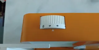 Cortadora de fiambres naranja y blanca AEG