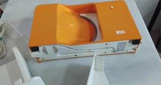 Cortadora de fiambres naranja y blanca AEG