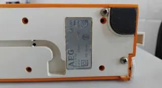 Cortadora de fiambres naranja y blanca AEG