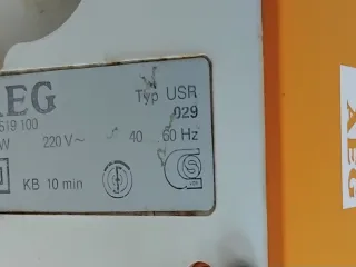 Cortadora de fiambres naranja y blanca AEG