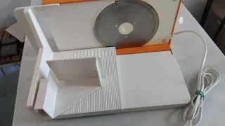 Cortadora de fiambres naranja y blanca AEG