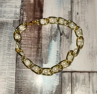 Pulsera dorada con perlas
