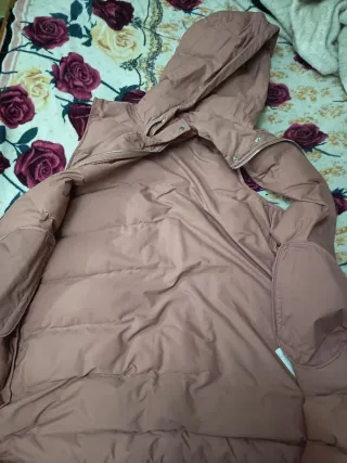 Chaqueta acolchada rosa con capucha