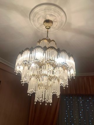 Lámpara de techo dorada y cristal