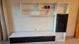 Mueble de salón blanco y negro