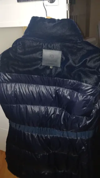 Abrigo acolchado de terciopelo azul marino