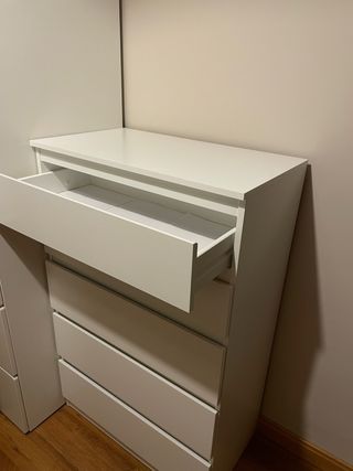 Cómoda blanca de madera