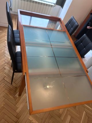 Mesa de comedor de madera con tapa de cristal y 4