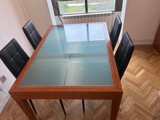 Mesa de comedor de madera con tapa de cristal y 4