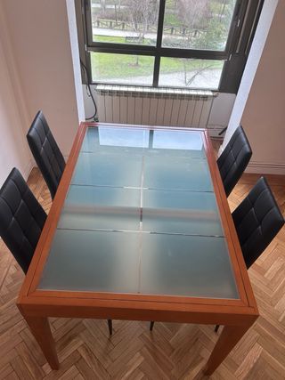 Mesa de comedor de madera con tapa de cristal y 4