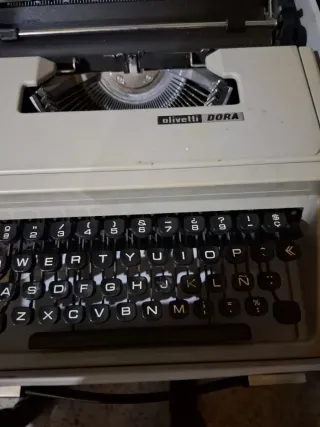 Máquina de escribir Olivetti DORA
