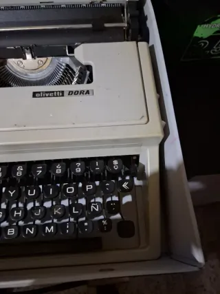 Máquina de escribir Olivetti DORA
