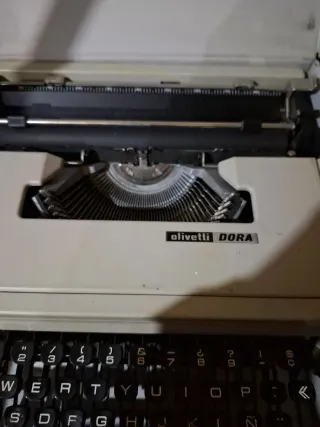Máquina de escribir Olivetti DORA
