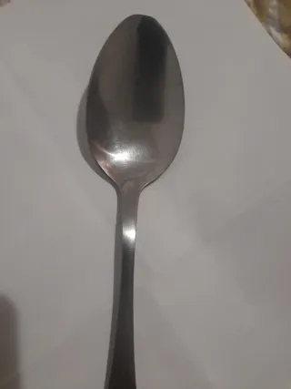Cuchara de metal plateada