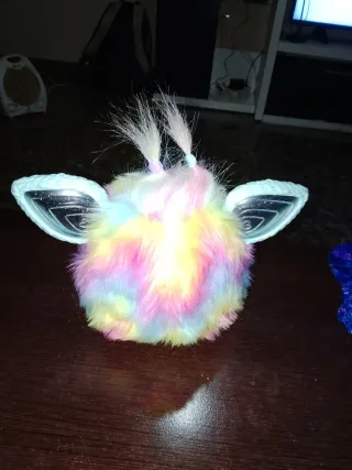 Furby Arcoíris tie dye  y Furby Azul.