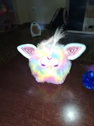 Furby Arcoíris tie dye  y Furby Azul.
