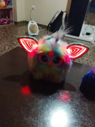 Furby Arcoíris tie dye  y Furby Azul.