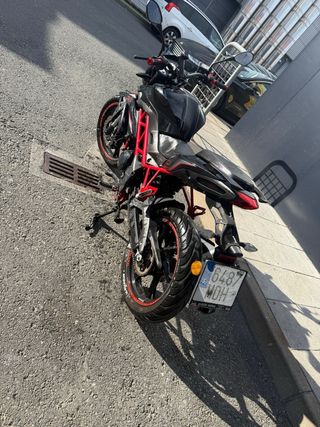 Benelli BN 125 Negra y Roja