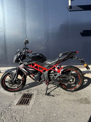 Benelli BN 125 Negra y Roja