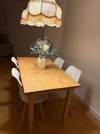 Mesa de comedor de madera maciza y sillas